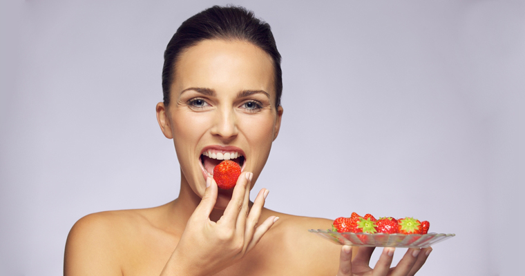 model eating fruit